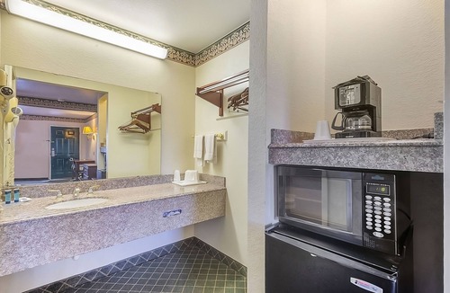 Three Rivers House | Best Place to Stay in Texas! 3 Great Units, Pet-Friendly, Outdoor Pool!