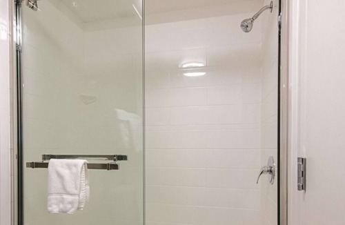 Portland House | Best Place to Unwin! 4 Pet-friendly Hotel Units, Free Breakfast, Free Parking