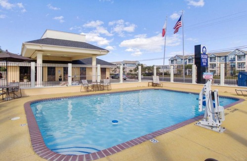 Ingleside House | Best Place to Unwind! Free Breakfast, Swimming Pool, Free Parking!