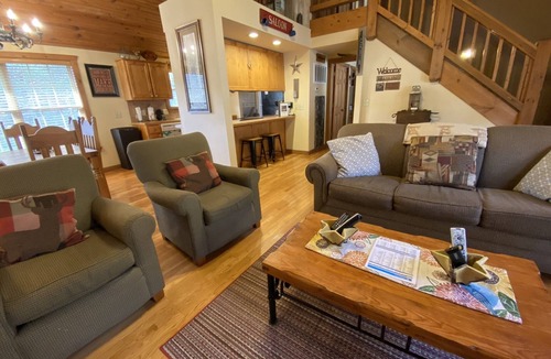 Branson West Cabin | Best Rustic Cabin Retreat in StoneBridge! Experienced host, BBQ area, SDC, A+