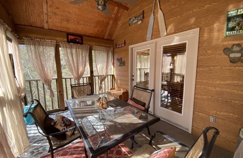 Branson West Cabin | Best Rustic Cabin Retreat in StoneBridge! Experienced host, BBQ area, SDC, A+
