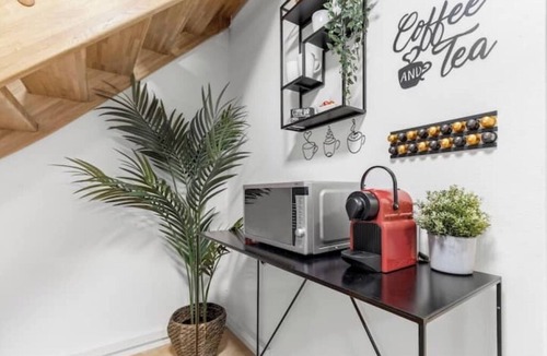 Hottingen Apartment | Best Value | AC | Free Parking | Central Location