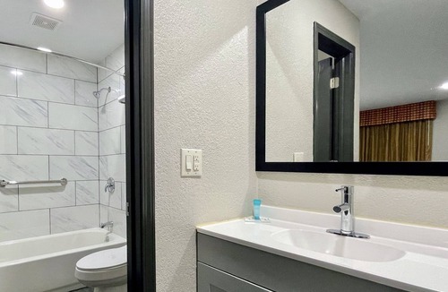 Bloomington Hotel | Best Value Inn