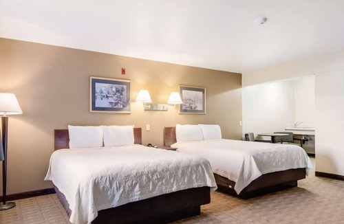 Aberdeen House | Best Value, Quality Stay! Pet-friendly, Free Breakfast, Free Parking!