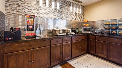 Zanesville Hotel | Best Western B R Guest