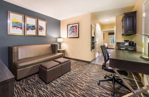 Perry Hotel | Best Western Bradbury Inn & Suites