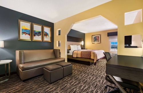 Perry Hotel | Best Western Bradbury Inn & Suites