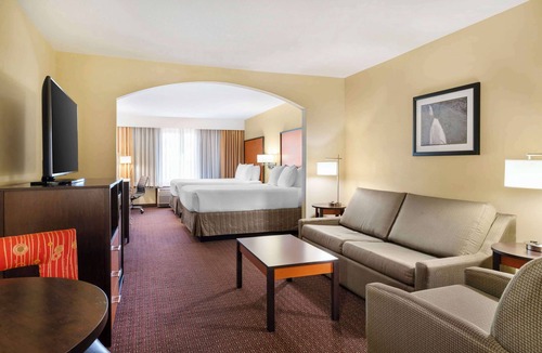 Wood Village Hotel | Best Western Cascade Inn & Suites