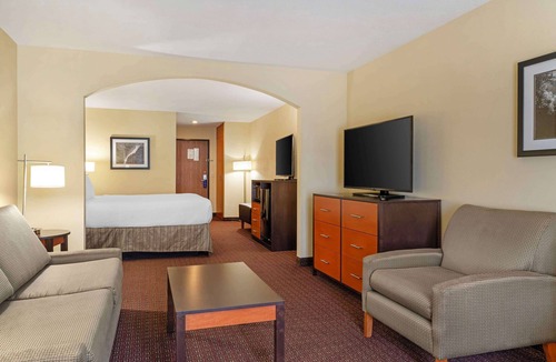 Wood Village Hotel | Best Western Cascade Inn & Suites