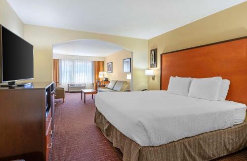 Wood Village Hotel | Best Western Cascade Inn & Suites