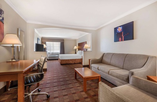 Mineral Wells Hotel | Best Western Club House Inn & Suites