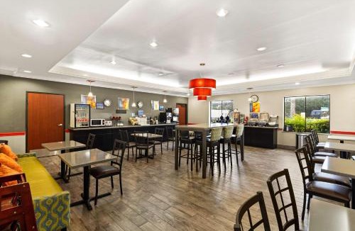 Woodlake - Briar Meadow Hotel | Best Western Galleria Inn & Suites