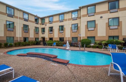 Woodlake - Briar Meadow Hotel | Best Western Galleria Inn & Suites