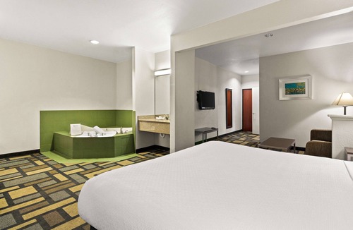Woodlake - Briar Meadow Hotel | Best Western Galleria Inn & Suites