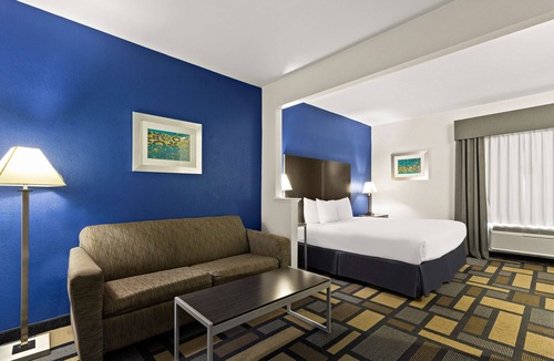 Woodlake - Briar Meadow Hotel | Best Western Galleria Inn & Suites