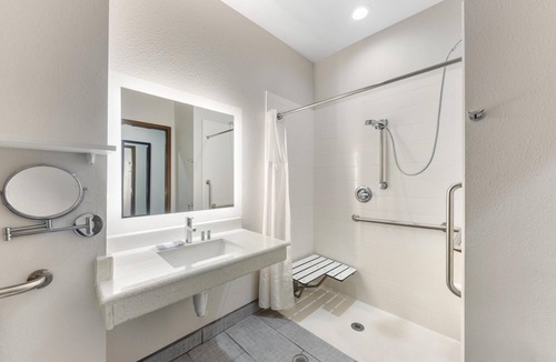 La Vernia Hotel | Best Western Green Oaks Inn & Suites