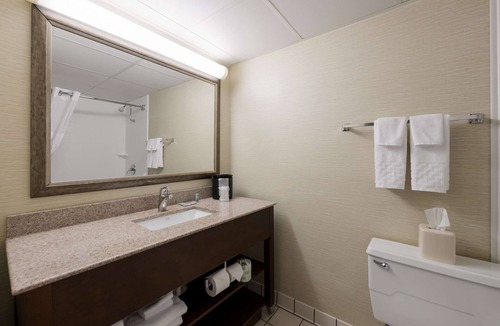 Clear Lake Hotel | Best Western Holiday Lodge