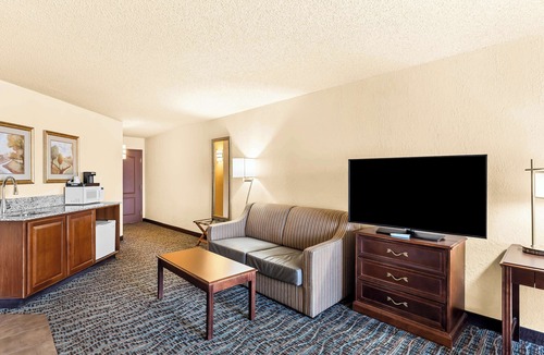 Newton Hotel | Best Western Holiday Manor