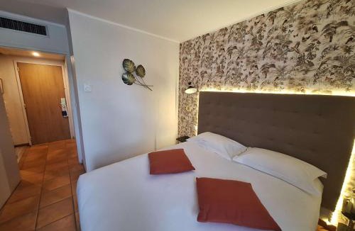 Route d'Arles Hotel | Best Western L'Orangerie