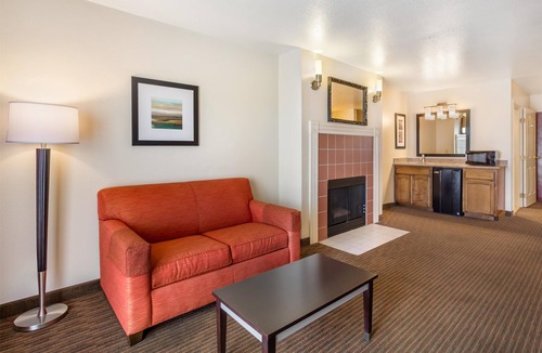 Tracy Hotel | Best Western Luxury Inn