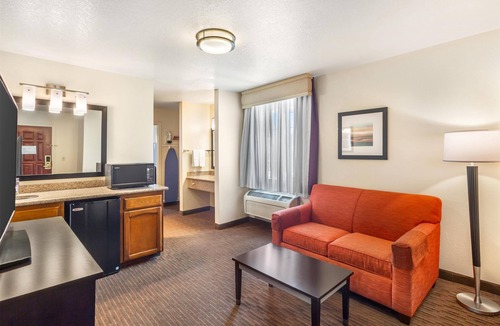 Tracy Hotel | Best Western Luxury Inn