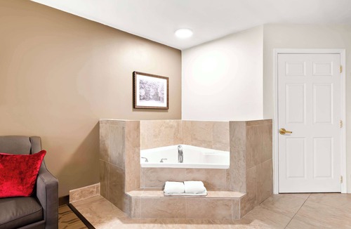 Palmyra Hotel | Best Western Palmyra Inn & Suites