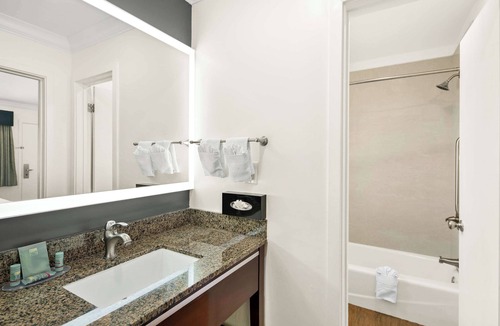 Munras Avenue Hotel | Best Western Park Crest Inn