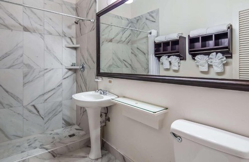 Historic Lahaina Front Street Hotel | Best Western Pioneer Inn