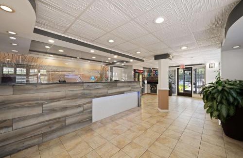 Cottage Line Hotel | Best Western Plus Chesapeake Bay-Norfolk