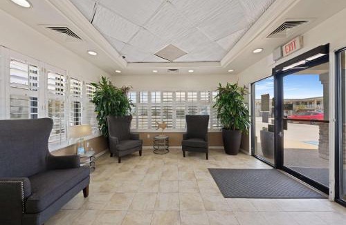 Cottage Line Hotel | Best Western Plus Chesapeake Bay-Norfolk