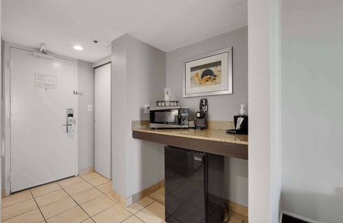 Cottage Line Hotel | Best Western Plus Chesapeake Bay-Norfolk