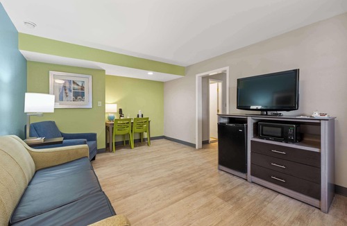 Cottage Line Hotel | Best Western Plus Chesapeake Bay-Norfolk