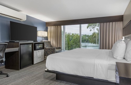 Halifax Hotel | Best Western Plus Chocolate Lake Hotel