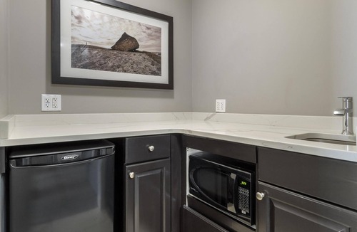 Halifax Hotel | Best Western Plus Chocolate Lake Hotel