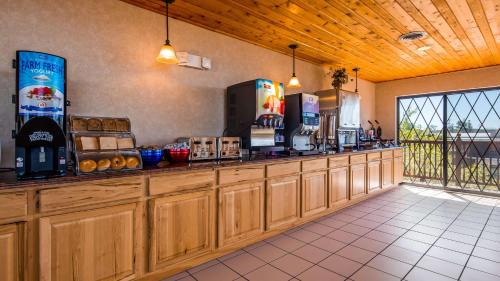Mackinaw City Hotel | Best Western Plus Dockside Waterfront Inn