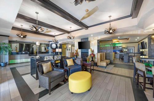 Garden City Hotel | Best Western Plus Emerald Inn & Suites