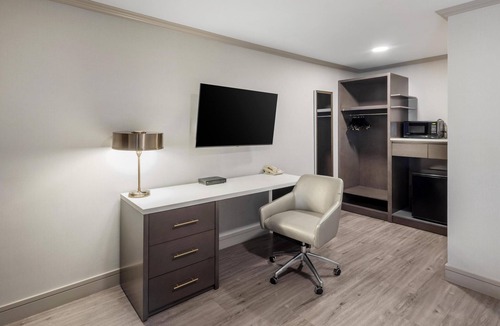 South Fair Oaks Hotel | Best Western Plus Executive Suites