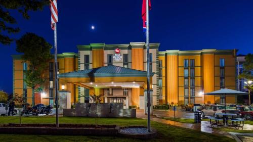 Ellendale Hotel | Best Western Plus Galleria Inn & Suites