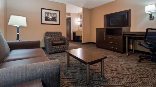 Ellendale Hotel | Best Western Plus Galleria Inn & Suites