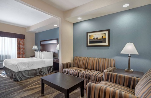 Lake Jackson Hotel | Best Western Plus Lake Jackson Inn & Suites