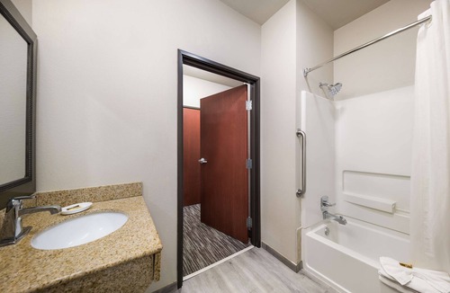 Lake Dallas Hotel | Best Western Plus Lake Dallas Inn & Suites