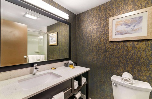 Laconia Hotel | Best Western Plus Landmark Inn