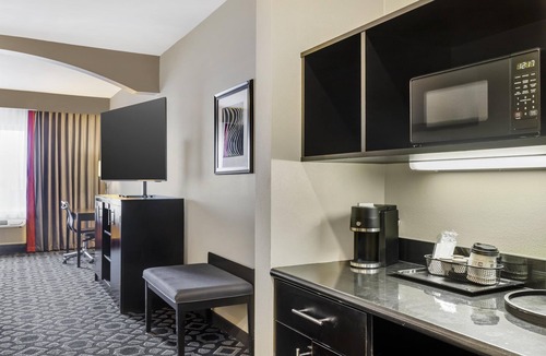 Western Division Hotel | Best Western Plus Laredo Inn & Suites