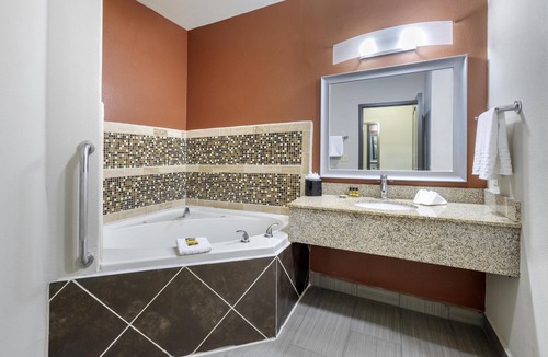 Lee's Summit Hotel | Best Western Plus Lee's Summit Hotel & Suites