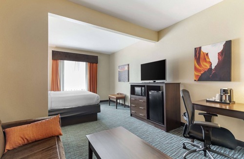 Luling Hotel | Best Western Plus Longhorn Inn & Suites