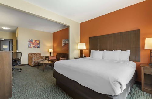 Luling Hotel | Best Western Plus Longhorn Inn & Suites