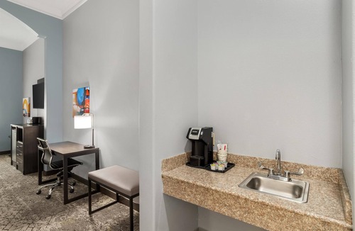 New Caney Hotel | Best Western Plus New Caney Inn & Suites