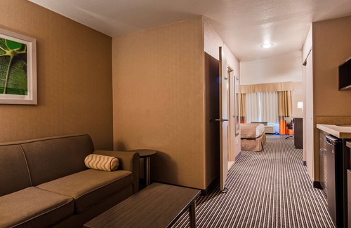 Oakdale Hotel | Best Western Plus Rama Inn & Suites