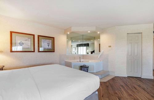 Quad Cities Hotel | Best Western Plus Steeplegate Inn