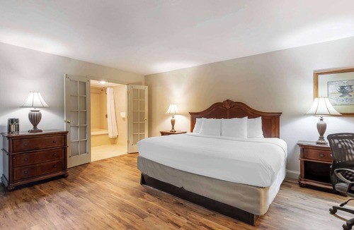 Quad Cities Hotel | Best Western Plus Steeplegate Inn